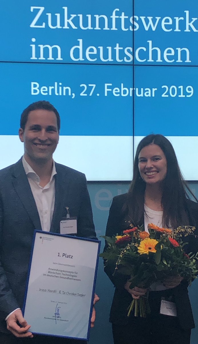 Dr. Christian Sigler (Charité) und Irina Hardt herzliche Glückwünsche zum 1. Platz bei der BMG-Gesundheitswerkstatt „Blockchain“ im Gesundheitswesen!