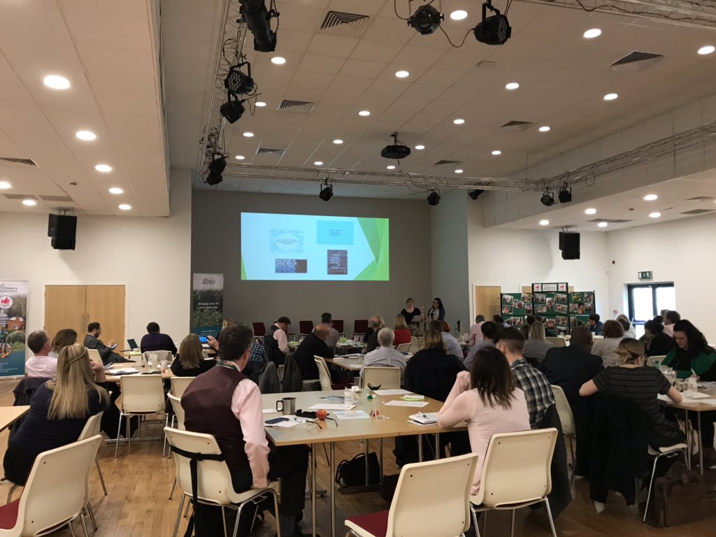 HiSCharlieH1's tweet image. Great presentation by @Chell_L_Rob  &amp;amp; Rachel regarding Complaints and Customers 👍#GoTeamHiS #ShareLearning