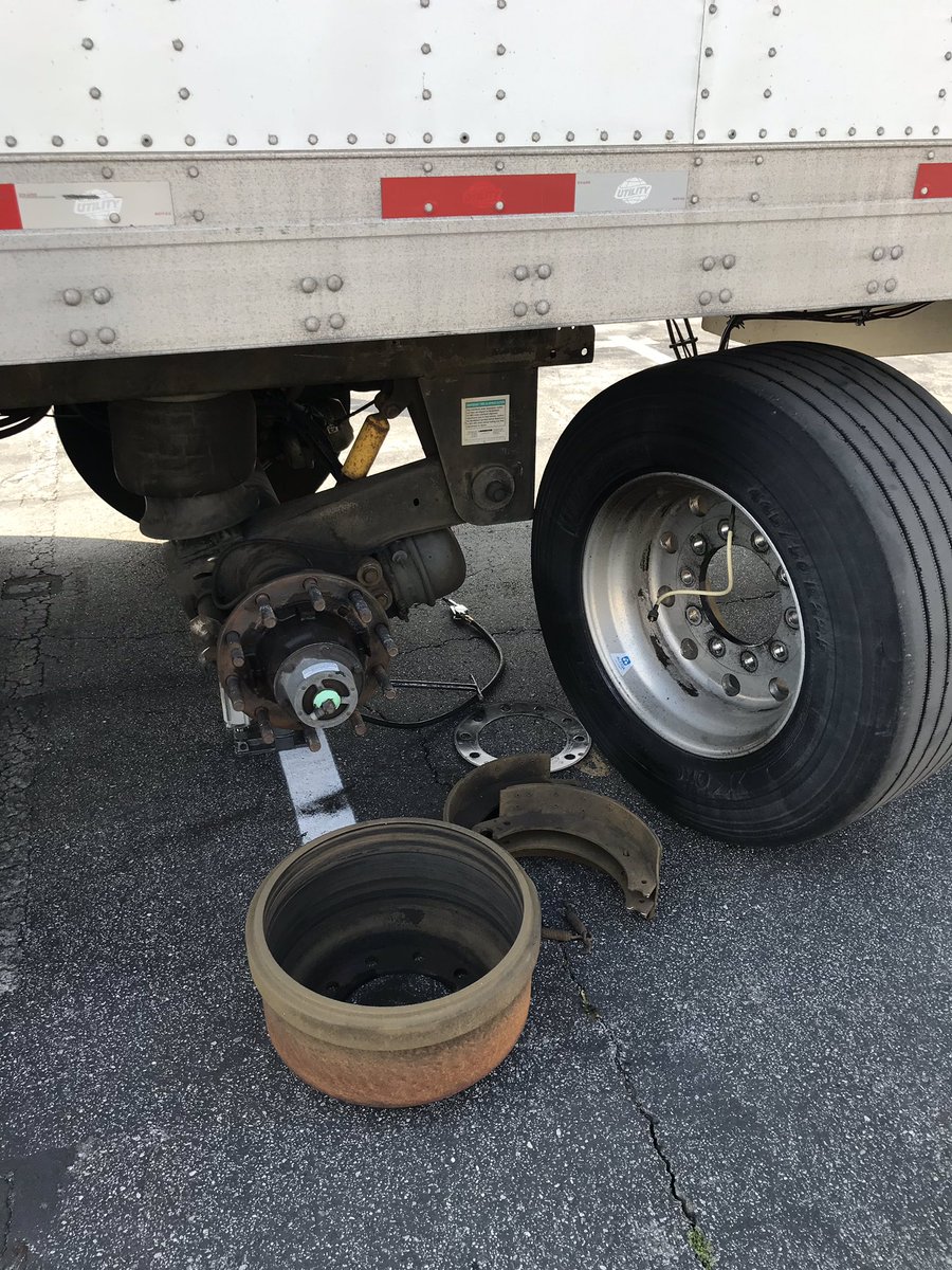 BestruxRoad's tweet photo. Road service, #semi truck repairs, #semi trailer repairs, battery replacement, fuel delivery &amp; priming, tire sales &amp; Services. On site big truck repair. Mobile trailer repairs. Mobile truck repairs. (714)499-7315 https://t.co/SHZQ6ryuO1