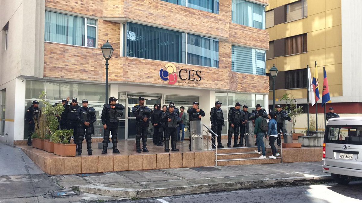FEPUPE_ec's tweet photo. Así es como el @ces_ec recibe a los docentes de la #UniversidadEcuatoriana. Nos tratan como delicuentes cuando nuestro único pecado es reclamar por nuestros derechos. Exigimos respeto. #PorUnReglamentoJusto @xadrianbonilla @esantos1957 @CarmitaAlvarez1 @ASESEC1 @EduSuperiorEc https://t.co/oVRDKoCyDZ