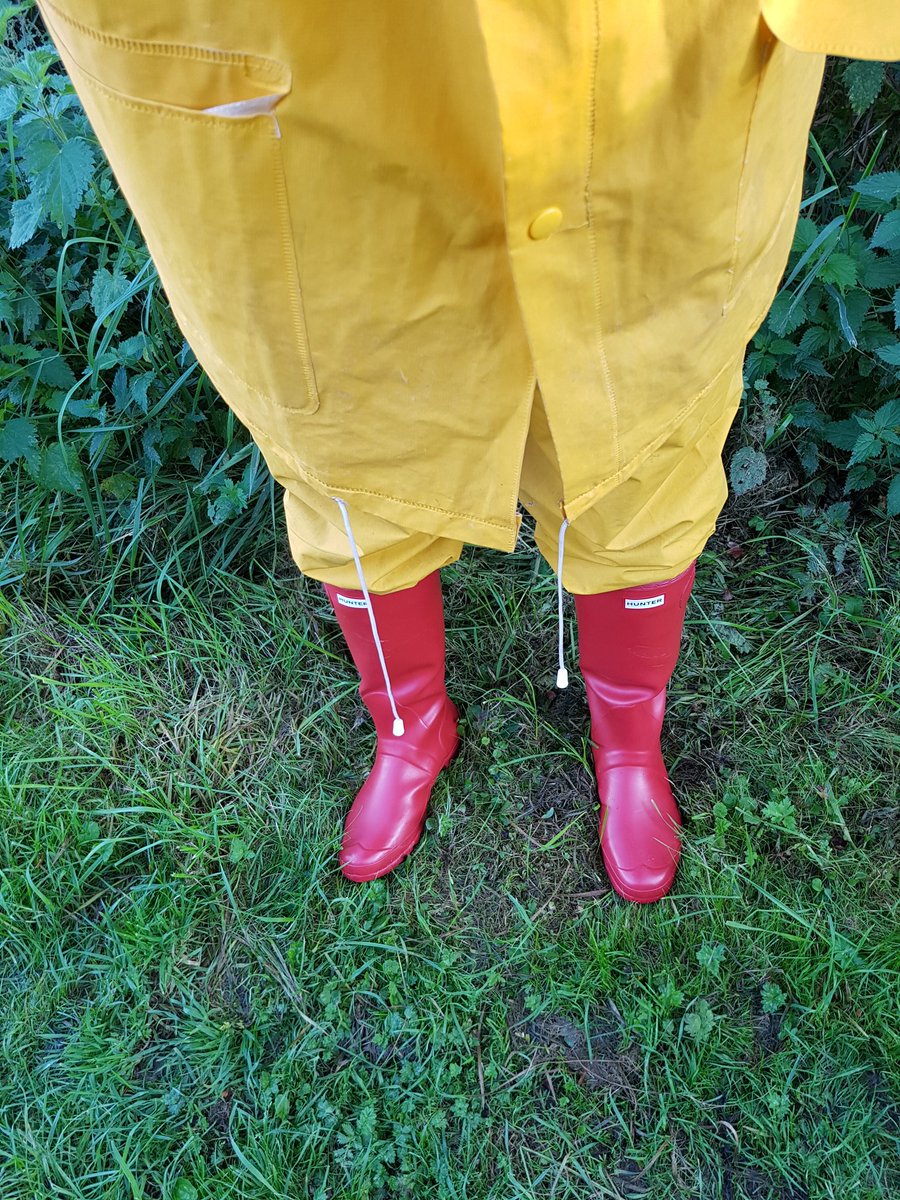 ILuvWellies's tweet photo. Even though the sun is shining and there are hardly any clouds in the sky, as it's #WellyWednesday I just had to get involved......in full waterproofs as well, mind!! Lol 👢 https://t.co/BF1sj8aG1i