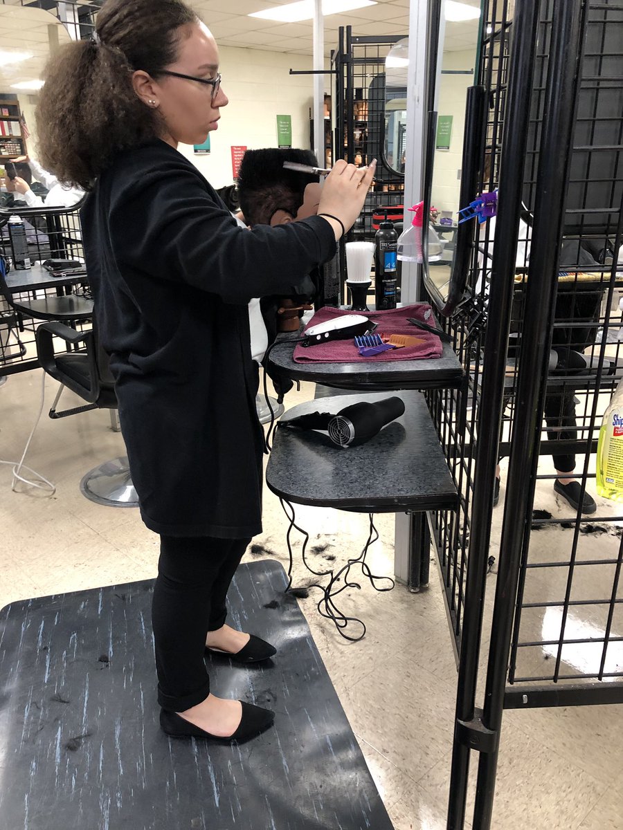 rmeemammy's tweet photo. #Greatclips watching some great talent @TRogers_Cosmo #nhreccosmo #skillsusa @NewCte https://t.co/TEj6p0KuEm