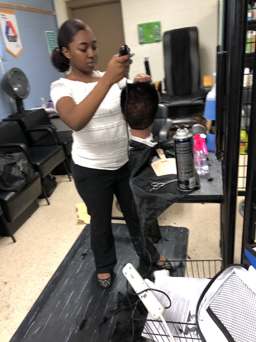 rmeemammy's tweet photo. #Greatclips watching some great talent @TRogers_Cosmo #nhreccosmo #skillsusa @NewCte https://t.co/TEj6p0KuEm