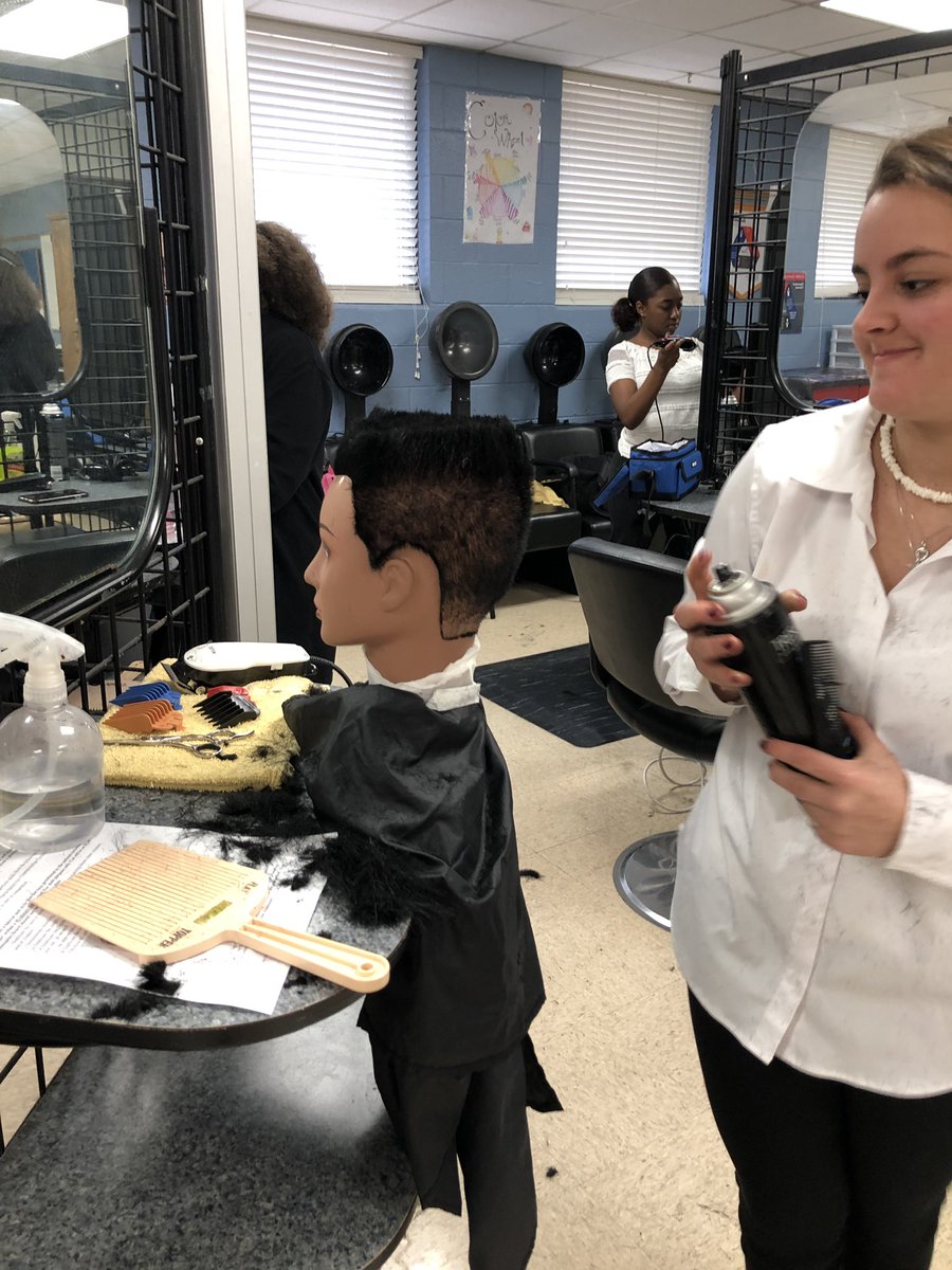 rmeemammy's tweet photo. #Greatclips watching some great talent @TRogers_Cosmo #nhreccosmo #skillsusa @NewCte https://t.co/TEj6p0KuEm