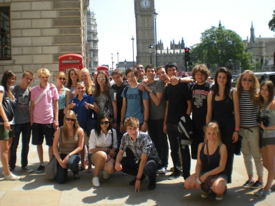 ACCORDISS's tweet photo. Happy Retro day!!! Here is a photo of one of our first ACCORD ISS groups!! #retro #LearnEnglish #Summer2019 https://t.co/RuHAJCsu2q