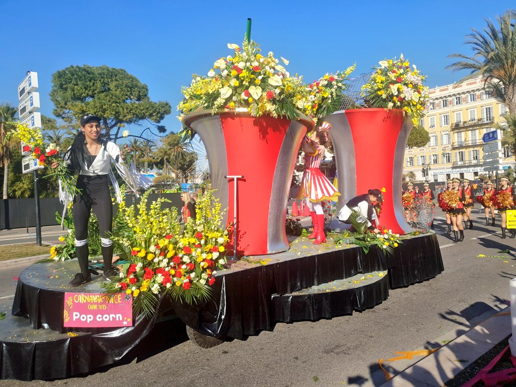 vadrouilleurs's tweet photo. Une véritable ambiance de folie lors de cette nouvelle bataille des fleurs de Nice !!! On en a encore pris plein les yeux 😍🤩😍
#batailledesfleurs #ilovenice #nicecarnaval #nicemoments #CotedAzurFrance #cotedazurnow #MagnifiqueFrance #FranceMagique https://t.co/4WryoyiGS2