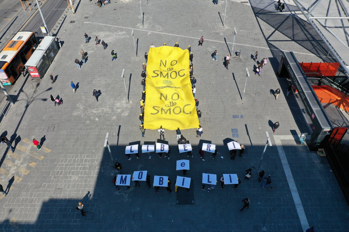 TrenoVerde's tweet photo. Stamattina è arrivato anche a #Napoli il nostro #FLASHMOBILITY per gridare “No allo smog” con la scritta a caratteri cubitali "Liberi e mobili" per denunciare lo stato di degrado del trasporto pubblico in Campania. Foto sotto,  video qui https://t.co/yoyr5ld6ms https://t.co/SImVOKLlv1