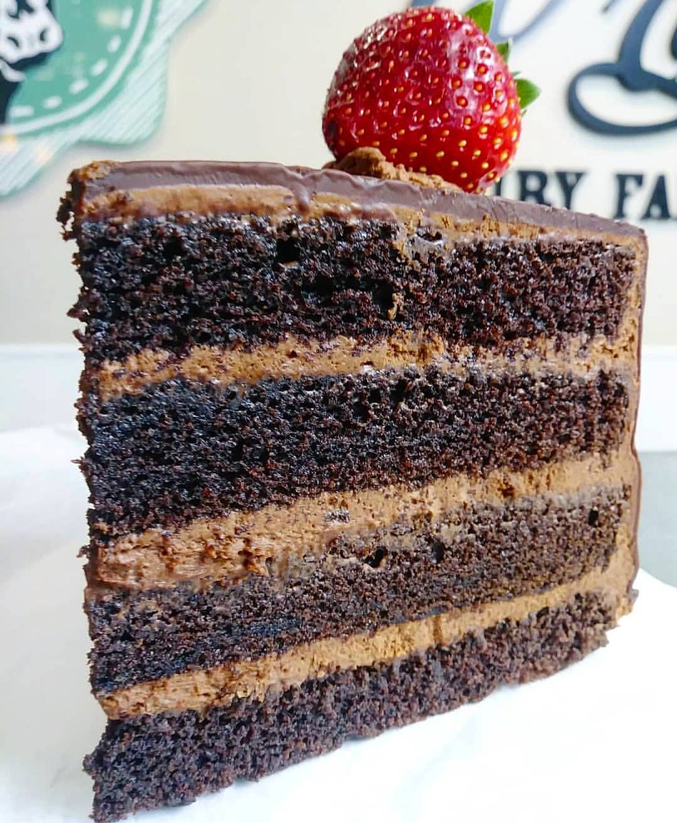 Rhode_Eats's tweet image. Does anyone else get super excited when you're at a family party and someone walks in with @WrightsbakeryRI !? Like, ughhh can we skip to dessert 😂🤤! 

More importantly... Chocolate🍫, Red🍰Velvet ..or ? (Let us know which @WrightsbakeryRI cake is your fave!) 

#RhodeEats