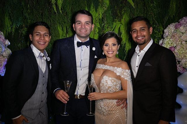 antonionc_'s tweet photo. Nos sentimos agradecidos por ser parte de los buenos y mágicos momentos de cada uno de nuestros clientes
.
Gracias por elegirnos a la hora de ¿Qué lucir en una boda o evento?
.
#TiendasAntonio #Sastreria #Ropa #Trajes #Vestidos #Boda #eventos #fiesta #Barquisimeto #Valencia … https://t.co/efE1g7vZ6Y