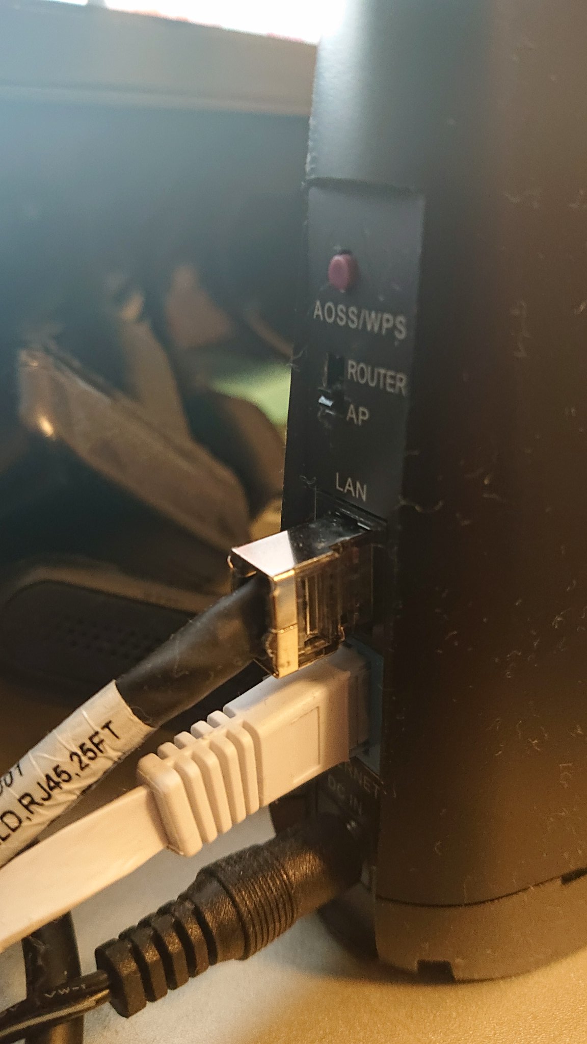 アサニキ 初めまして 私の場合は元線 壁に繋がってる線 をhubで分配して Life Stick レオパレスルーター とbuffaloルーターに接続してます 画像参照 Buffaloルーター側は裏の切替部分を Ap にすれば繋がるかと思います 注意点としては 元線がlife