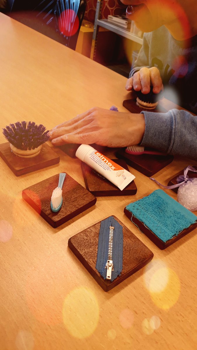 Voel-memorie... dikke pret als de 2e is gevonden #tast #raden #tactielevaardigheid #spel #concentratieOefenen <a href="/Visio_WD_Midden/">Koninklijke Visio Wonen & Dagbesteding Midden</a>