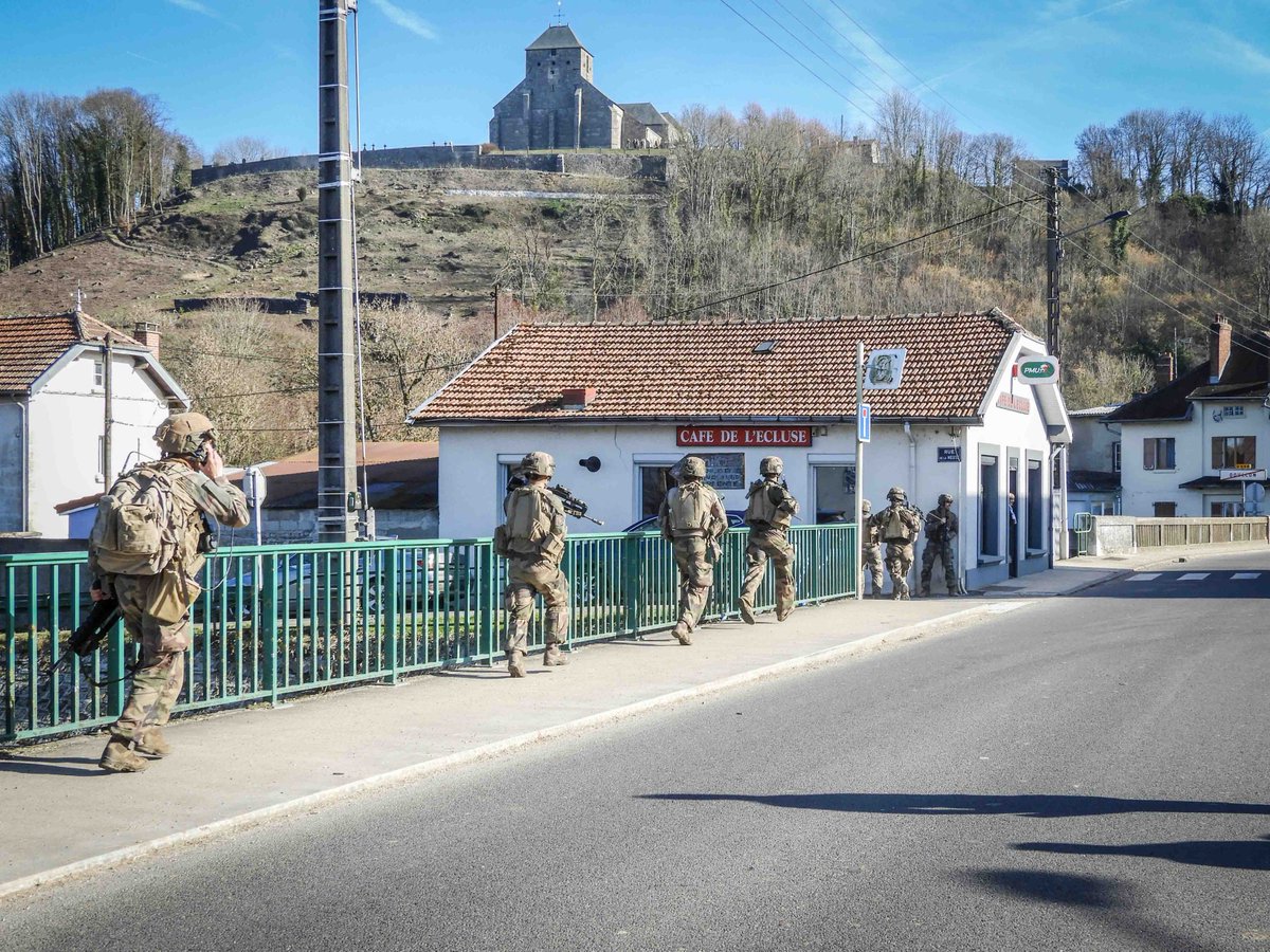 #POIA2019 La 2e CIE du #2REI en exercice terrain libre dans les #Ardennes avec le GTIA Lyautey (#1RS, #1REG, #3RAMa). Progression lente et à pieds de village en village, avec comme objectif la prise d'assaut synchronisée des ponts de la Meuse #ViteFortLoin #EspritGuerrier