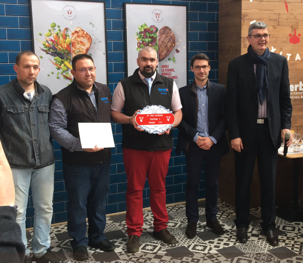 CooperativeU's tweet image. Nous félicitons Jérôme Saint-André du Super U Prissé (71) @BPrisse qui remporte le 1er Prix Régional Sud-Est catégorie Supermarché du Challenge Viandes @FCDfrance au @Salondelagri sur le stand @Interbev_fr #FCD #Interbev #SIA2019 #CommerçantsAutrement