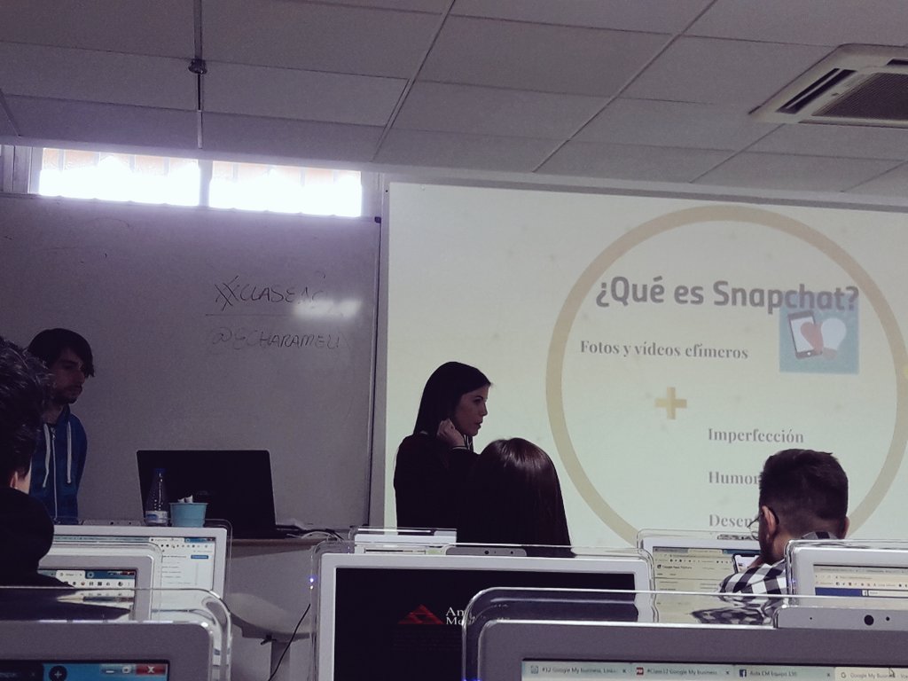 CiudadOlga's tweet photo. Hoy en @aulaCM toca sesión de @Snapchat la mejor aplicación para pasar un buen rato de risas con sus múltiples y originales filtros😜  
Súper presentación compis!👏@Mayca_Jimenez  @javiblasco7 #Clase10 https://t.co/0FEo5HMWZE