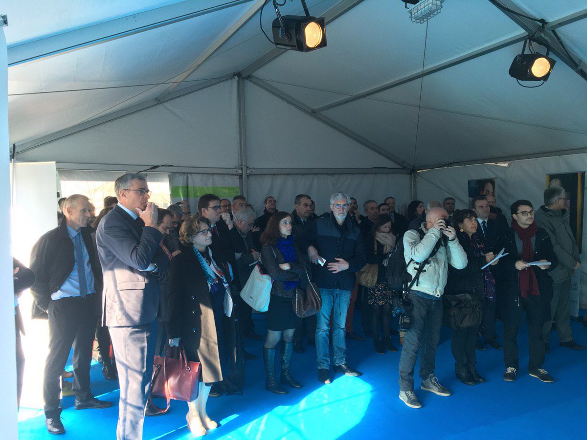 C_MORANCAIS's tweet photo. Très heureuse d’être à la gare de #SabléSurSarthe ce matin devant les acteurs du #transport régional pour dévoiler : 
✅ La nouvelle marque de transport régional #Aléop 
✅ Le nouveau site de transport régional https://t.co/h6f6bVLCGd https://t.co/vPpZMRjIj0