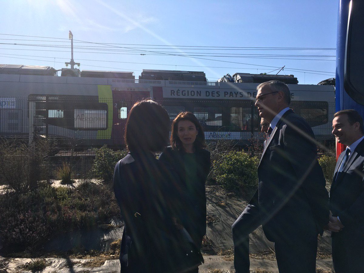 C_MORANCAIS's tweet photo. Très heureuse d’être à la gare de #SabléSurSarthe ce matin devant les acteurs du #transport régional pour dévoiler : 
✅ La nouvelle marque de transport régional #Aléop 
✅ Le nouveau site de transport régional https://t.co/h6f6bVLCGd https://t.co/vPpZMRjIj0