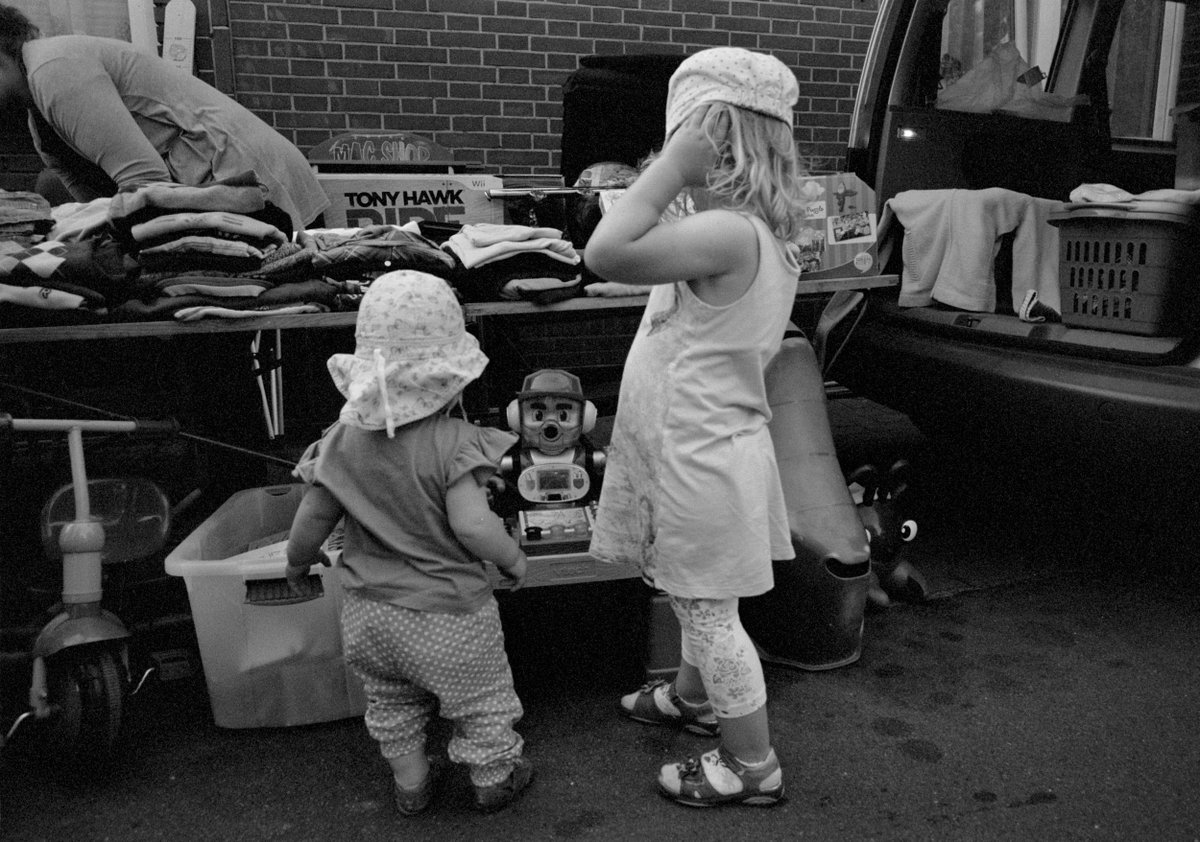 Zwei #Kinder mustern einen #Spielzeug-#Roboter. Auf dem #Flohmarkt in #Simonswolde, #August #2016. Mehr #Fotos auf simonswol.de.

#blackandwhite #blackandwhitephotography #streetphotography #Fotografie #Photography #Fotografia #PictureOfTheDay @Ostfriesland_px