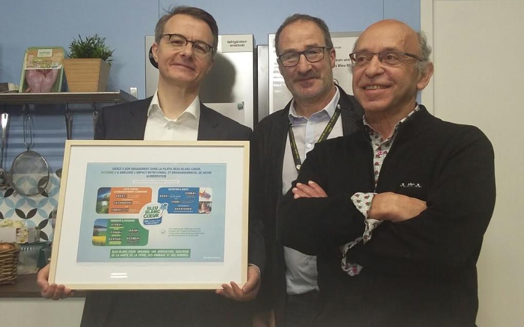 CooperativeU's tweet photo. Merci à @BleuBlancCoeur ! Dominique @schelcher reçoit un compteur #EcoNutrition qui mesure l'impact environnemental et nutritionnel positif du partenariat Système U / @BleuBlancCoeur. #SIA2019 #RSE #CommerçantsAutrement https://t.co/vgg4Kv4TDK