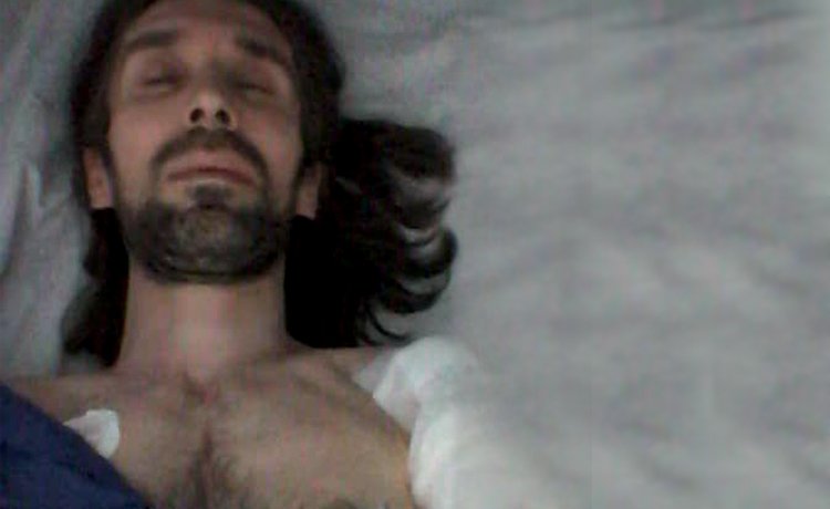 AmnestyIran's tweet photo. مقامات زندانیانی را که به دلایل سیاسی در زندان به سر می‌بردند به قصد مجازات از دسترسی به مراقبت‌های پزشکی محروم کردند، محرومیتی که در مواردی به سر حد شکنجه رسید. #آرش_صادقی در زندان به سرطان مبتلا شد. مقامات با محروم کردن عمدی وی از مراقبت‌های پزشکی تخصصی اقدام به شکنجه وی کردند. https://t.co/D6DReyoDDo