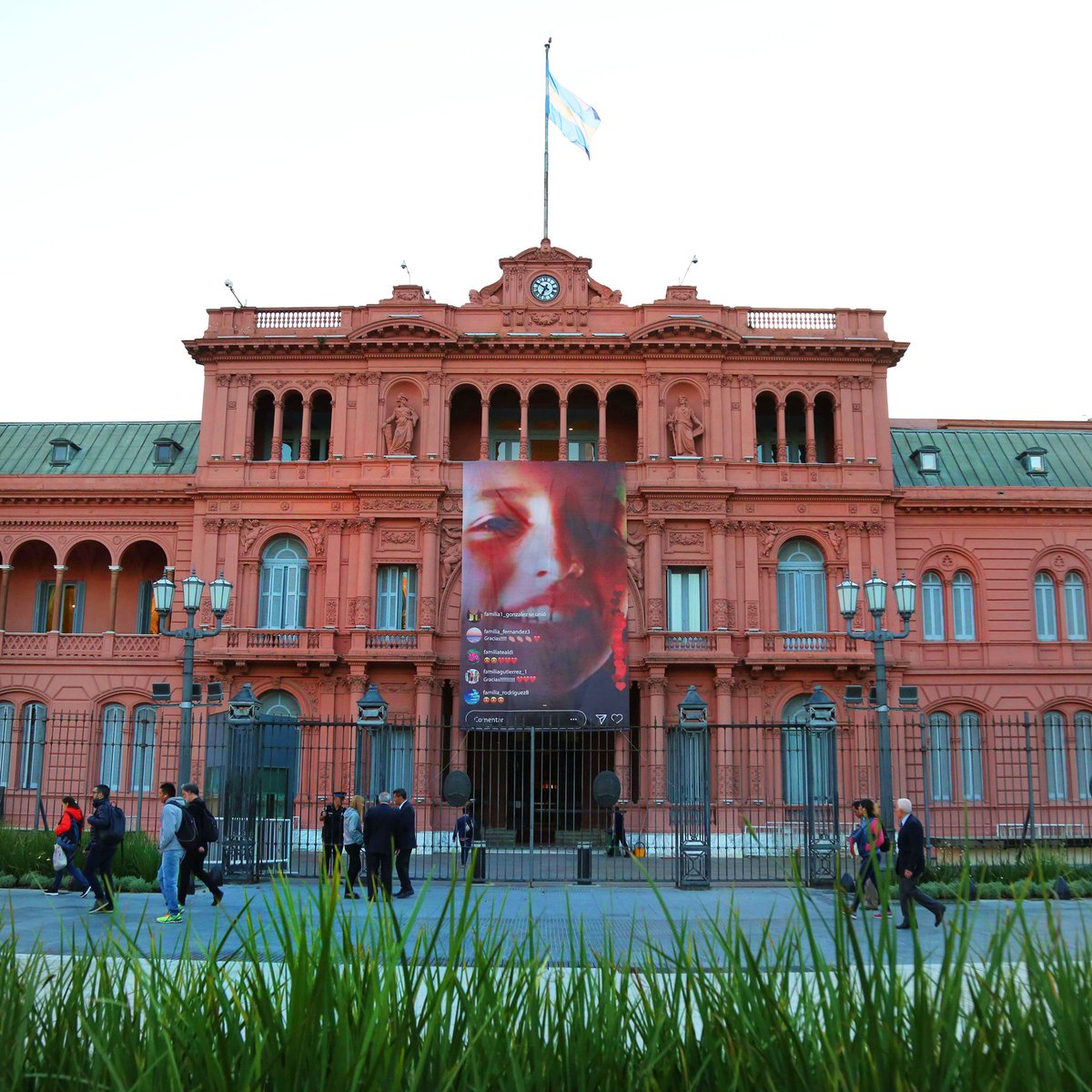 CasaRosada's tweet image. GRACIAS

La Casa Rosada muestra hoy en su fachada una bandera con el rostro de Justina Lo Cane como homenaje a todos los donantes de órganos, a sus familias, y a los profesionales de la salud y el Incucai que han salvado miles de vidas hasta la fecha. #TodosSomosDonantes