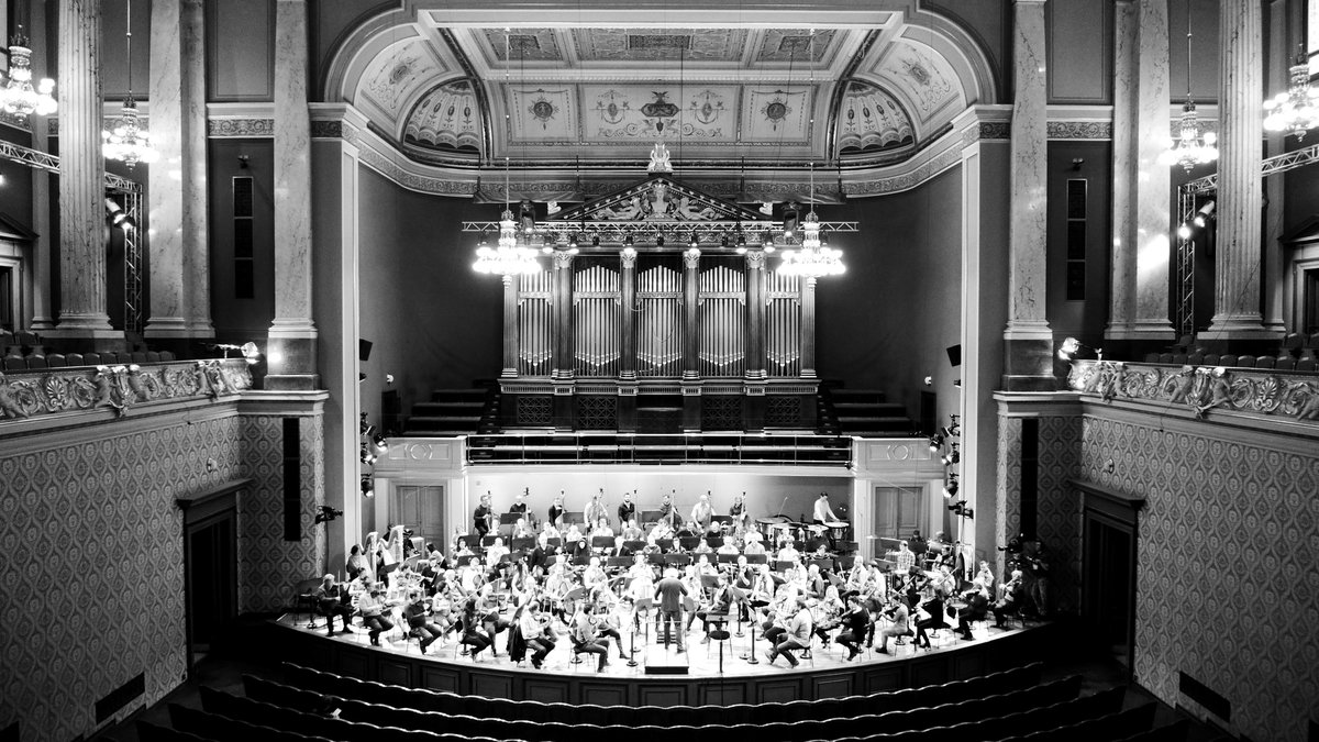 Česká filharmonie (@cfilharmonie) on Twitter photo PRÁVĚ TEĎ 🔥 Poslední zkouška se <a href="/SirSimonRattle/">Sir Simon Rattle</a> před velkým večerem 🖤
#SimonRattle <a href="/CzechPhil/">Czech Philharmonic</a> PRÁVĚ TEĎ 🔥 Poslední zkouška se <a href="/SirSimonRattle/">Sir Simon Rattle</a> před velkým večerem 🖤
#SimonRattle <a href="/CzechPhil/">Czech Philharmonic</a>