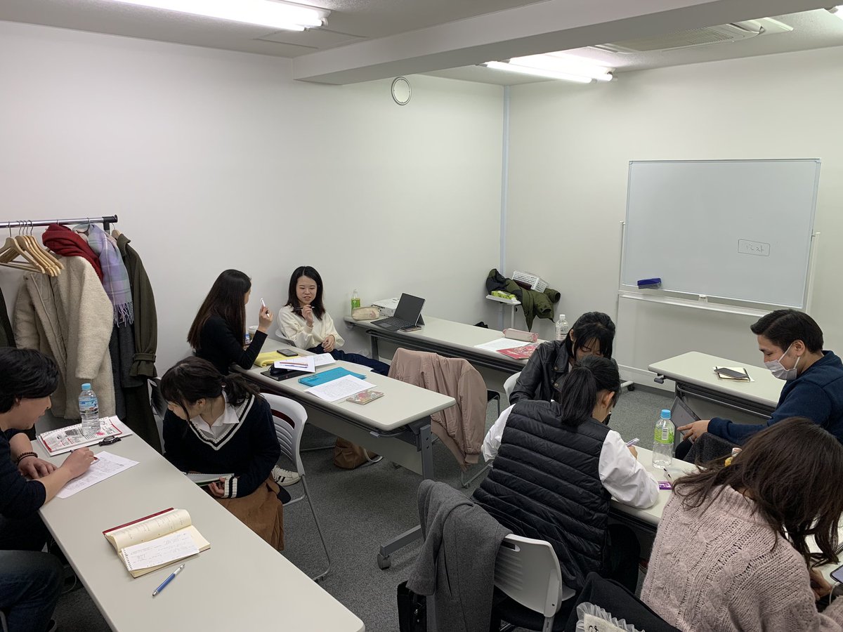 【就活講座 -第3回-】
まずはチームに分かれて企業分析！
1つの企業をチームに分かれて分析することで、分析の違いが出てきます。それを踏まえて、講師の坂本さんから企業分析をどうやればいいのかのフィードバックです！

そして講師の坂本さんは、受講生一人一人の1200字の自己PRの添削中です！