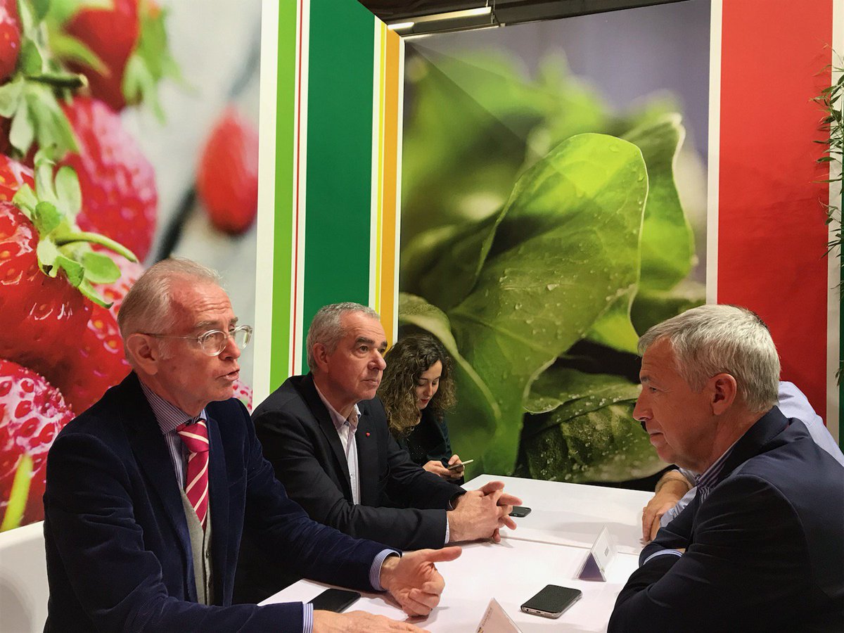 Aprifel_FR's tweet photo. Riches échanges avec les professionnels sur le besoin de pédagogie et d'informations factuelles sur l'agriculture et sur la science #SIA2019 #GenerationFL #alimentation #sante #PositiveAgriculture https://t.co/IHF1oVryr7