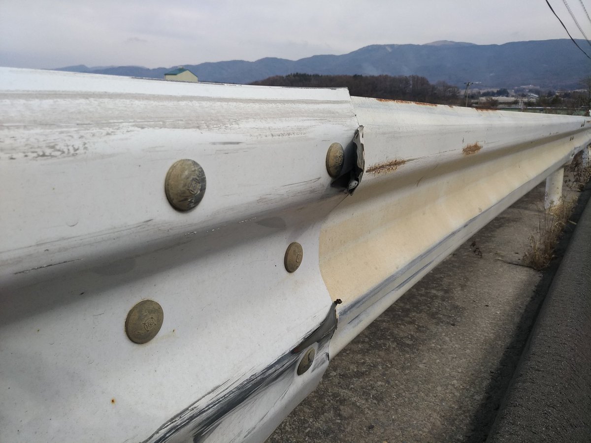 でっていう در توییتر 15年くらい前に全国各地で見つかって話題になったガードレールの謎の三角の金属片 今日見つけたから記念写真撮ってきた