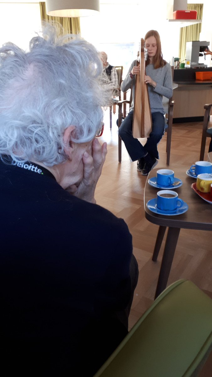 Videogenoeg's tweet photo. Voorjaarsvakantie: dochterlief meegenomen voor een klein privé harpconcertje voor de bewoners. Activiteit georganiseerd > check #Axioncontinu #Utrecht https://t.co/1qx1TJ0m9W