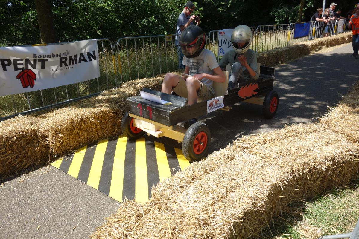 Terugkoppeling's tweet photo. Voor 'beweging' gingen we op bezoek bij leerlingen die zelf een zeepkistenrace organiseren bij @HetAssinkLyceum, met dank aan @NLuitdaging een groot succes! https://t.co/XidP7BjyX4 https://t.co/YTI8d0dV19