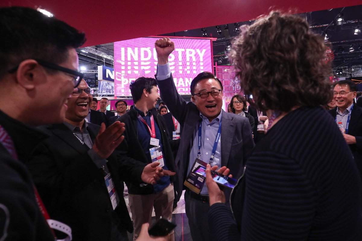 NianticSpatial's tweet photo. We just caught @johnhanke teaming up with CEO Tim Höttges and board member @claudianemat from @Telekom_group, and @Samsung CEO Dong Jin Koh during a #CodenameNEON demo at #MWC19. Who do you think was able to pull out the victory? https://t.co/vlMGcLwEMS