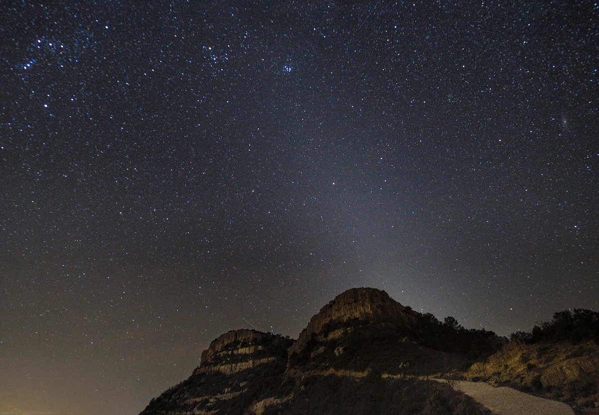 Zodiacal Light over Montsant (Tarragona). This image was captured the night of the 26th of February 2019 from Albarca (Montsant Natural Park) and shows de #zodiacallight over the highest summit of this massif, the Roca Corbatera (1.163m) #cielosESA