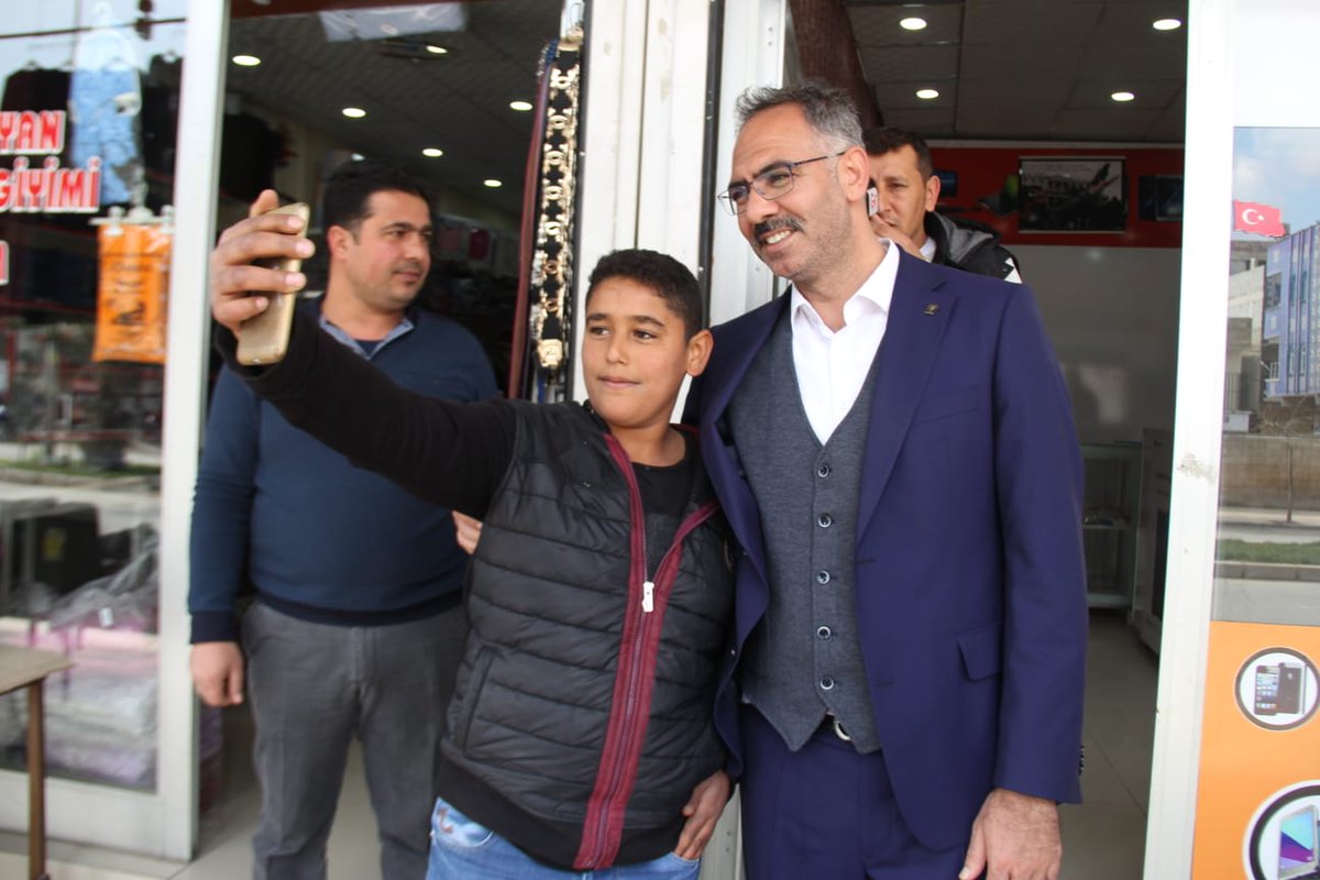 mehmetkusnet's tweet photo. Çocukların ruhu işlenmeyen bir tarla gibi kendi haline bırakırsanız orada ısırgan ve dikenler yetişir.

Yarınlarımızı emanet edeceğimiz çocuklarımızın başını okşamak, yüzünü gülümsetmek sevgisini hissetmek bizler için çok önemli.

#MemleketİşiGönülİşi 

@RT_Erdogan https://t.co/97w2OdHx1W