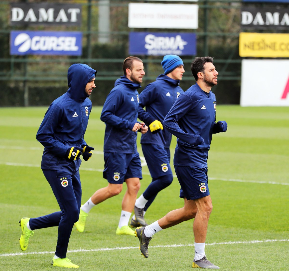 Fenerbahce's tweet photo. Günün antrenmanını tamamladık ✅ https://t.co/M5WNxNlaKn