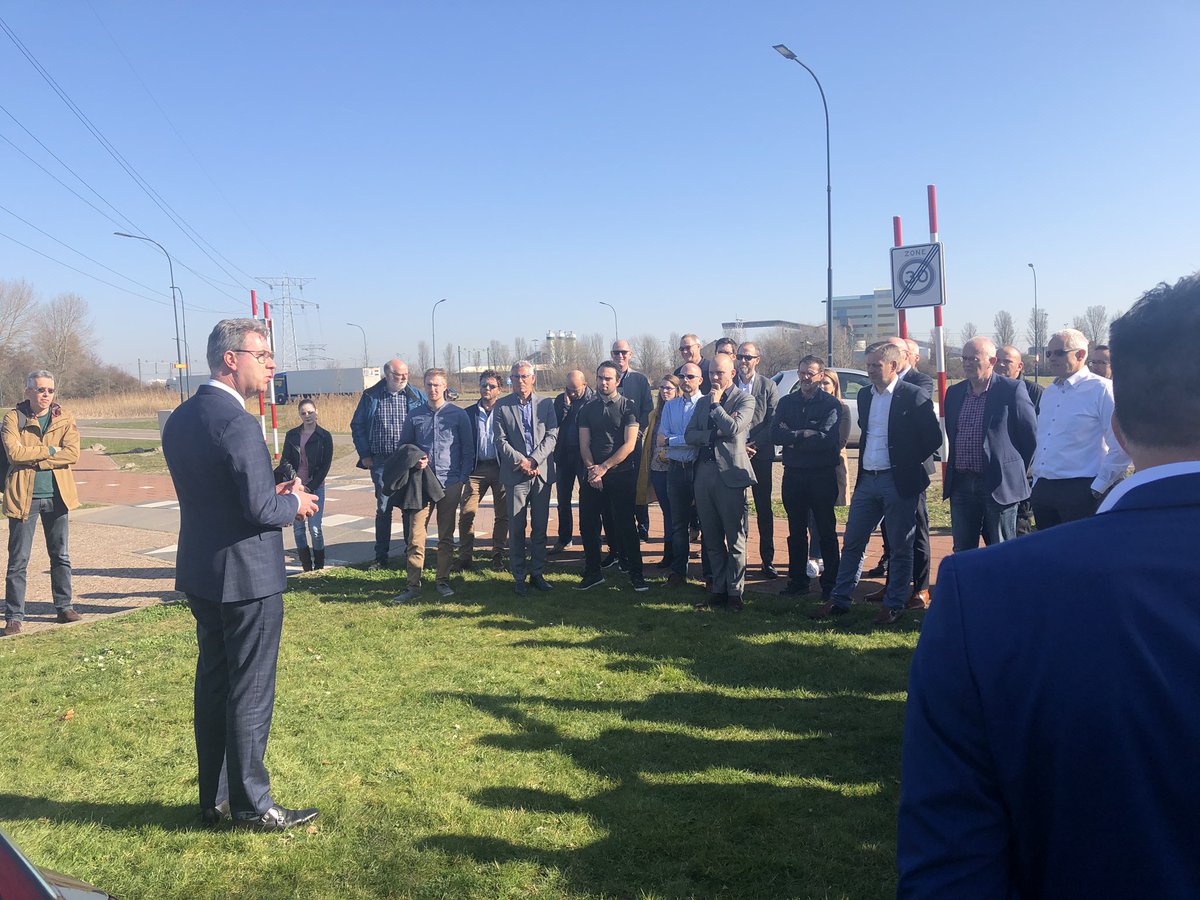 Gedeputeerde <a href="/HarryvdMaas/">Harry van der Maas</a> en @gerbenrodts hebben zojuist de eerste schop in de grond gezet, daarmee is de bouw van het E-Mobility Park gestart!