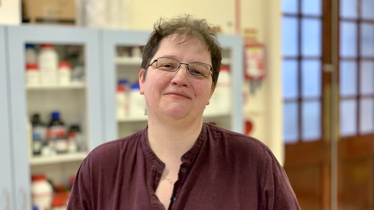 dundeeuni's tweet photo. Listen live as @ProfNNicDaeid takes #BBCBrainwaves behind the scenes @lrcfs today 😍
Catch it at 1.30pm today or on the podcast - https://t.co/yo6kw5jEOv https://t.co/PlR0ocSxna