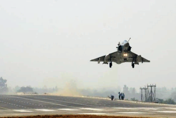 vv383817's tweet photo. Вооруженное противостояние разгорается между Индией и Пакистаном, местные жители опасаются начала войны https://t.co/cYl6dQwfmR https://t.co/bB5Iabi8FE