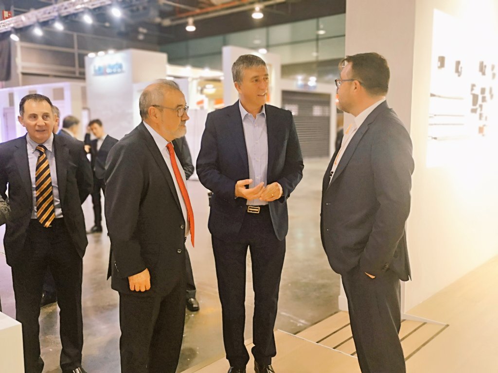 rafacliment_'s tweet photo. Saber escoltar i prendre nota per a col·laborar en el desenvolupament sostenible de l'economia. És una de les màximes que hem aplicat en la @GVAeconomia aquests quatre anys en tots els sectors, com el de les portes automàtiques, que hui obre la seua fira, #FIPA, a @Feria_Valencia https://t.co/ucn48Qfw5J
