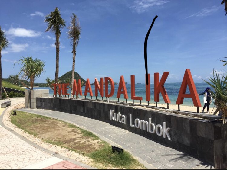 Jangan terlalu mencintai sebelum yakin di cintai 
#rinduairbiru #kutalombok