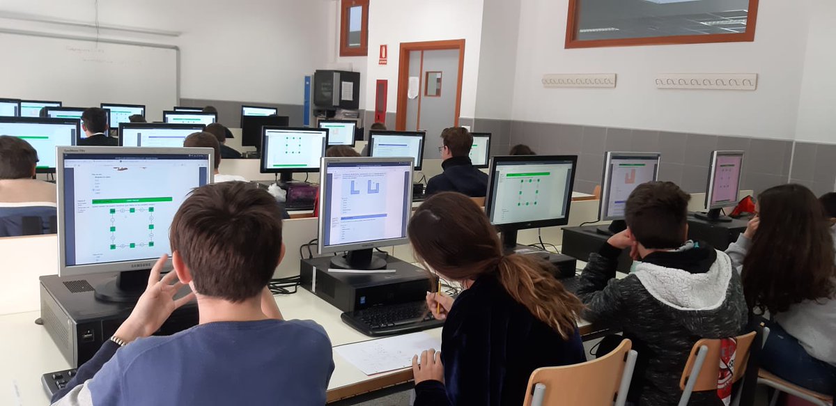 IesLlombai's tweet photo. Els nostres alumnes realitzant una prova matemàtica. #iesllombai #canguret2019 @PCanguret https://t.co/qFjBotzakk