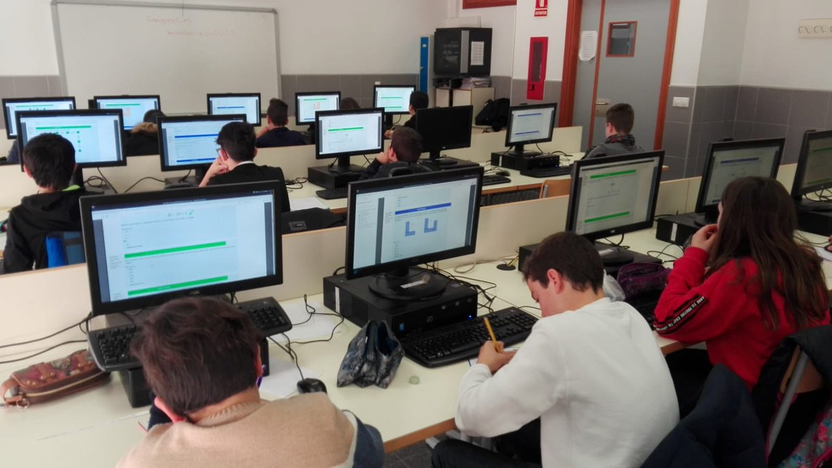 IesLlombai's tweet photo. Els nostres alumnes realitzant una prova matemàtica. #iesllombai #canguret2019 @PCanguret https://t.co/qFjBotzakk