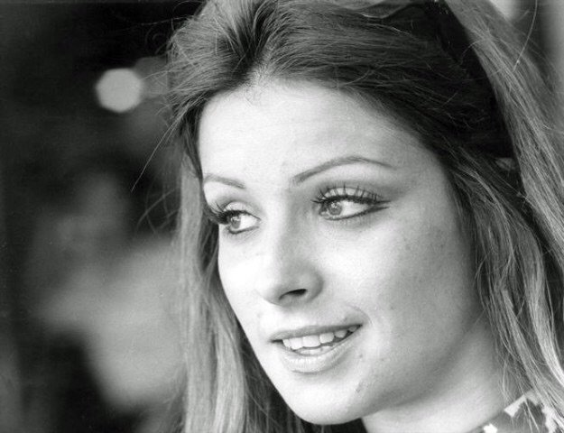 Amparo Muñoz fallecía en 2011. Modelo y actriz, ganó el certamen de Miss Universo en 1974. Llegó a ser nominada a la Palma de Oro en Cannes. Francamente bella #AmparoMuñoz #Efemérides