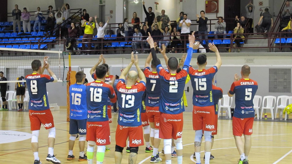 RFEVB's tweet photo. Tres equipos ya tienen asegurado un lugar en la fase de ascenso de Primera Masculina. @CvEncamp en el grupo B, @cuvalcorcon y @advoleibolmiaja en el A buscarán la Superliga Masculina 2. https://t.co/qHtPCNSowY https://t.co/Ku7ubwWDY8