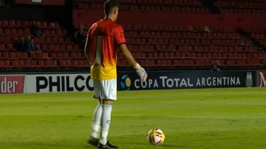 JuanePelegrin's tweet photo. 34) [BONUSTRACK 2] En nuestra querida #CopaArgentina el arquero de @SolDeMayoFC salió a atajar contra #RosarioCentral con el buzo #burrda de #Colon de #SantaFe. 
Los esperamos pronto por la Superliga para engalanar nuestro futbol https://t.co/VRwjh2mUAO