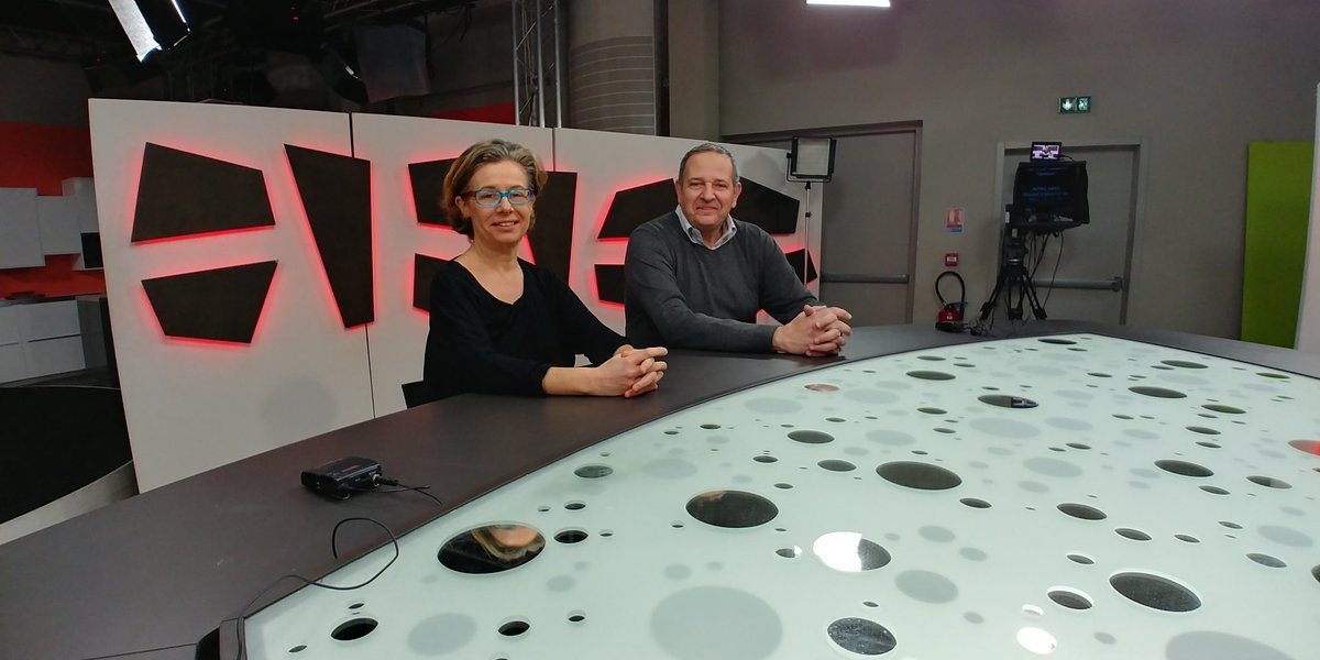 xaviersurleweb's tweet photo. Ce soir à 19h15 sur @TebeoTV et @TebeSud : grosse émission sur l' #Endometriose ! Maladie peu connue, mal perçue, on en parle ce soir avec le @CHRU_Brest, @clelocat et @NathalieAndr @LeTelegramme ! #33TNT #30BOX https://t.co/YJUFqtEMnf