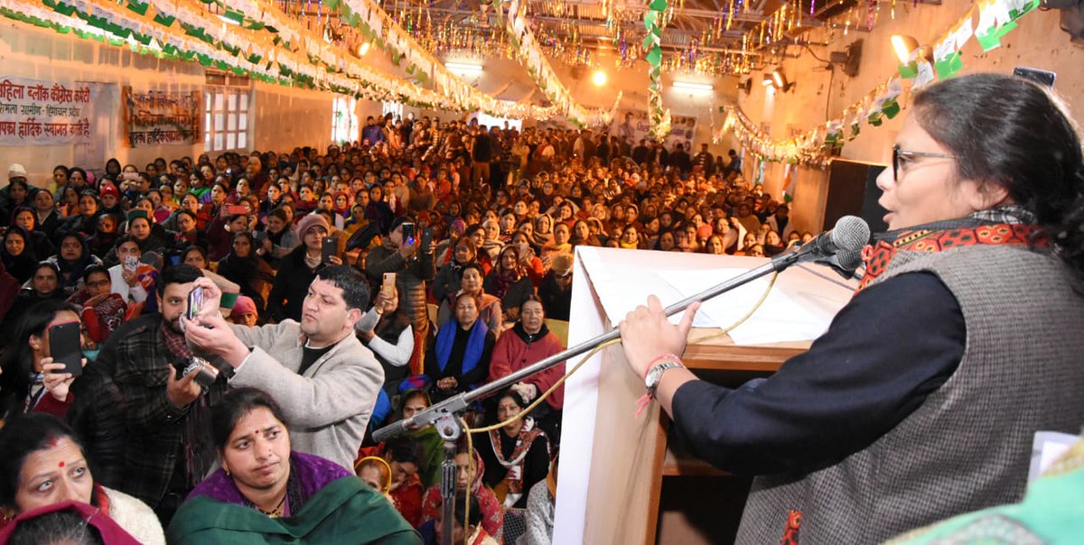neetuvermasoin's tweet photo. .@HimachalPMC की नवनियुक्त अध्यक्षा जेनब चंदेल जी द्वारा सोलन में राज्य स्तरीय महिला सम्मेलन का आयोजन किया गया जिसमें @MahilaCongress अध्यक्षा @sushmitadevmp जी एवं @INCIndia की महासचिव @rajanipatil_in जी ने महिलाओं को संबोधित किया ll 
#HimachalMahilaCongressSammelan https://t.co/vODkgpaMBu