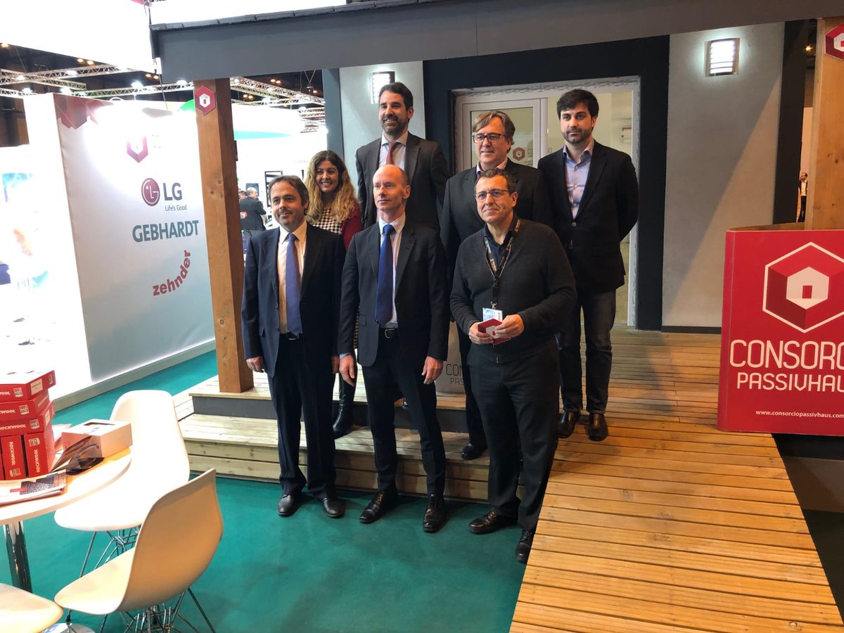 Segundo día de la feria C &amp; R, Clima y Refrigeración. Ayer nos visitó el Embajador de Dinamarca, Sr. Jens Kisling -abajo en el centro-, acompañados por socios del #ConsorcioPassivhaus: Zehnder, Gebarhdt, Rockwool, Passivhaus Consultores y nuestro Knowledge Partner, LG