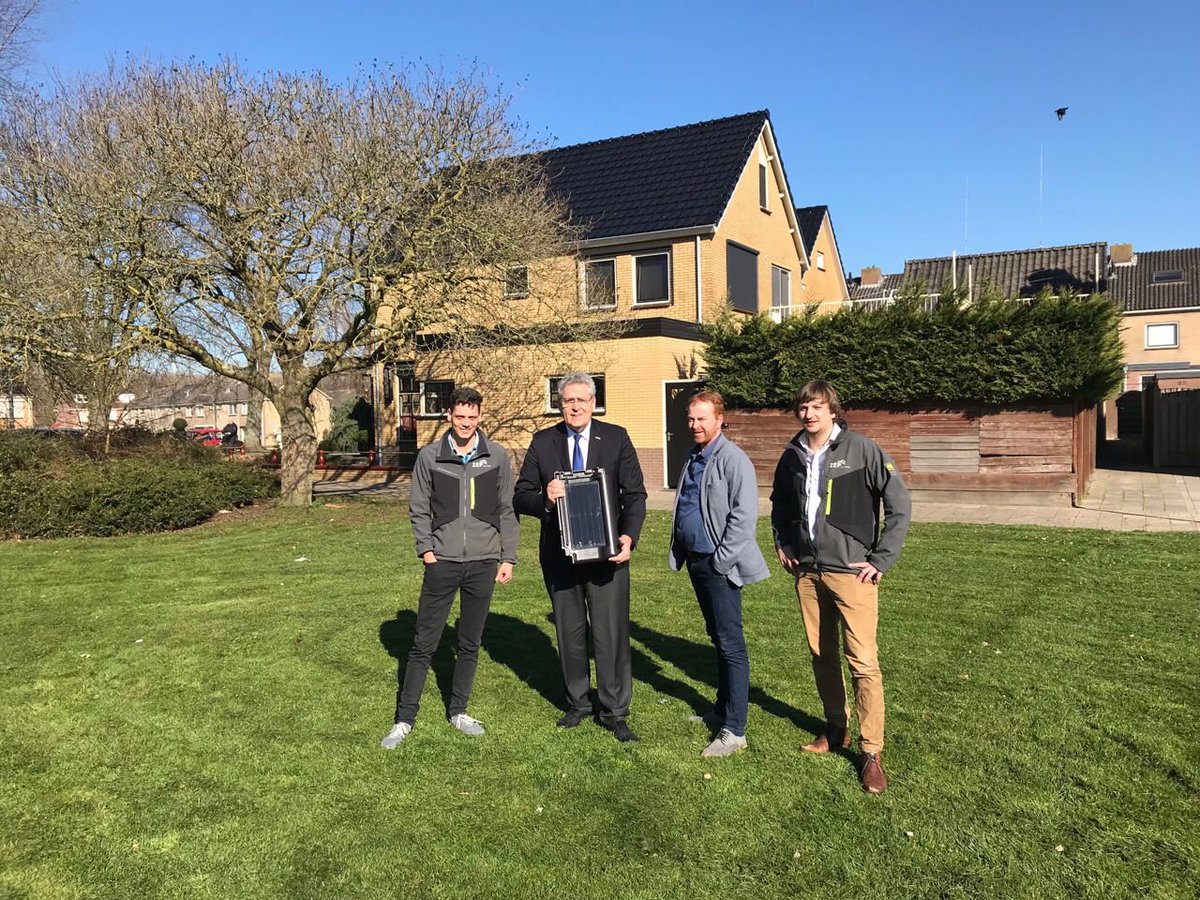 Werkbezoek op Urk. Daar zit het bedrijf Zep (zep.solar). Die maken van normale dakpannen zonne-energie pannen. Veel mooier dan zonnepanelen en beter passend op onze Nederlandse daken. <a href="/zepbv/">ZEP zonneceldakpannen</a>