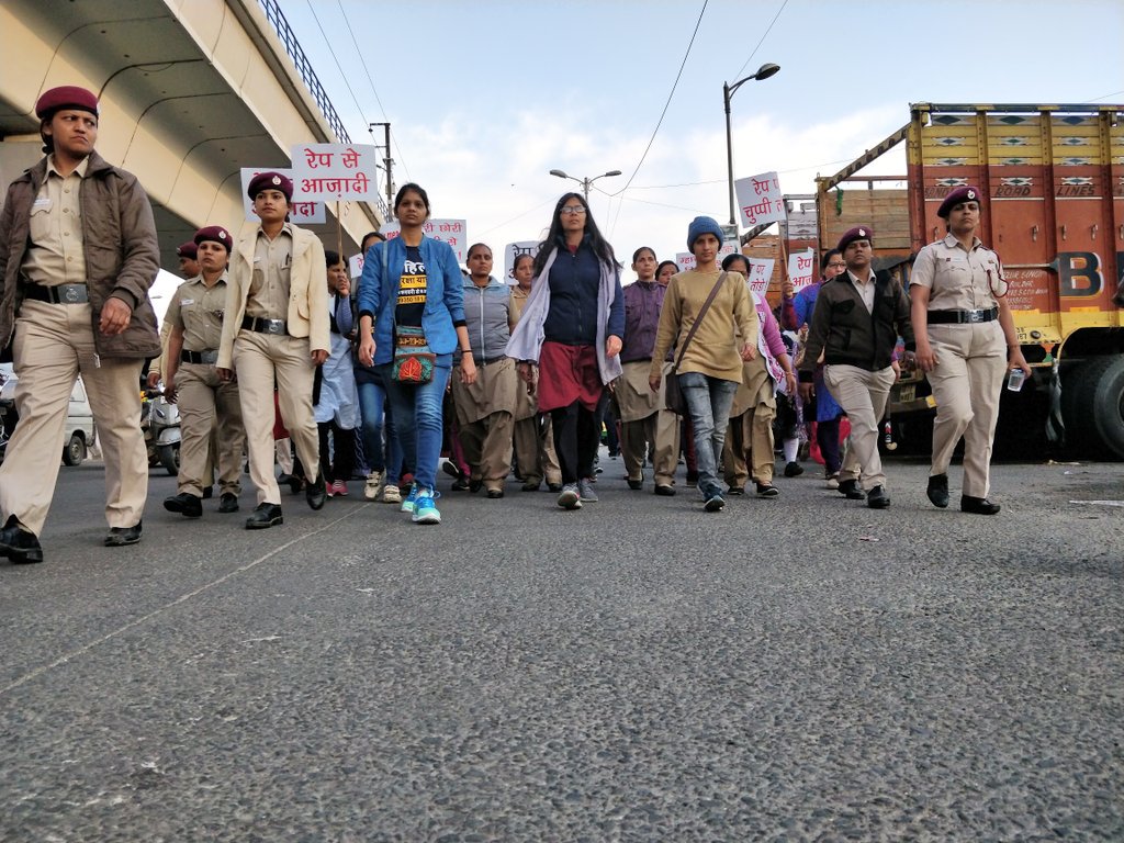 Amitjanhit's tweet photo. सरहद पर सैनिक हमारे देश की सुरक्षा के लिए लड़ रहे हैं और देश में @SwatiJaiHind महिलाओं की सुरक्षा और उनके अधिकारों के लिए लड़ रही है।

#MahilaSurakshaYatra https://t.co/qpPeWPtaEk