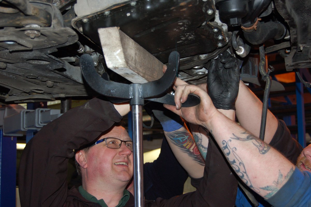 Chameleon_1's tweet photo. Many hands make light work, as the old saying goes, and a worn out clutch on one of our vehicles gave our tutorial staff the chance to show the learners how important teamwork is in the workshop. For more info on our Level 1/2 IMI-approved Motor Vehicle courses call 01283 213427. https://t.co/VgnWV8zMUX